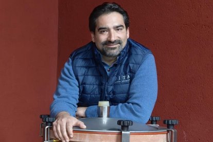 El enólogo Emilio Pita en el interior de la nave de crianza en la bodega de Rubí de Bracamonte.
