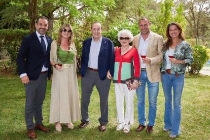 Luis Sanz Busto con su mujer Mari Luz Cid y sus hijos.