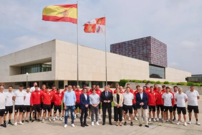 La Cultural y Deportiva Leonesa visita las Cortes tras su ascenso.