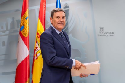 El consejero de Economía y Hacienda y portavoz, Carlos Fernández Carriedo, comparece en rueda de prensa posterior al Consejo de Gobierno
