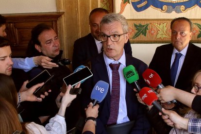 El presidente del Consejo de Cuentas de Castilla y León, Mario Amilivia González, acompañado de Luis Gracia Romero, titular de la Autoridad Independiente en materia de corrupción de Castilla y León (AICCYL), y el presidente de la Diputación Provincial de León, Gerardo Álvarez Courel