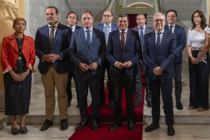 El consejero de Economía y Hacienda, Carlos Fernández Carriedo, con el resto de asistentes al seguimiento de los protocolos en Salamanca.