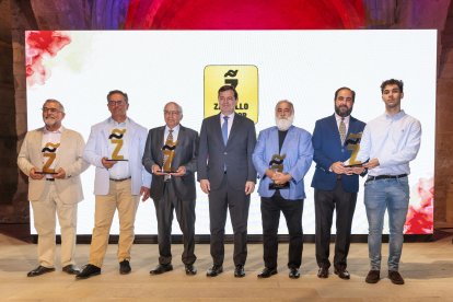 Alfonso Fernández Mañueco, junto a los galardonados en los Premios Zarcillo.