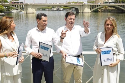 El presidente del Partido Popular de Castilla y León, Alfonso Fernández Mañueco y el del PP andaluz, Juan Manuel Moreno, presentan el texto de la ponencia política del XXI Congreso Nacional, junto al resto de ponentes: la alcaldesa de Zaragoza, Natalia Chueca y la eurodiputada del PP, Alma Ezcurra.