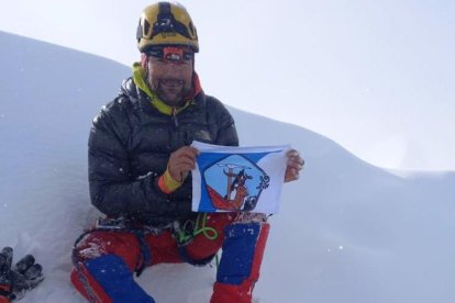 El abulense Fernando Sanz Pindado, del Grupo Montaña Almanzor, hace cumbre en el Alpamayo, en Perú a 5.947 metros.