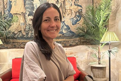Pilar posa sentada en una de las estancias interiores del castillo.
