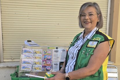 Ana Isabel Cantero González en su punto de venta de la ONCE en la plaza de la Constitución de Carrión de los Condes (Palencia).
SOCIEDAD 
ONCE