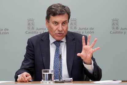El consejero de Economía y Hacienda y portavoz, Carlos Fernández Carriedo, tras el Consejo de Gobierno