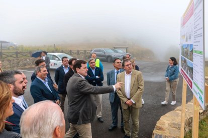 El presidente de la Junta de Castilla y León, Alfonso Fernández Mañueco, visita las obras de actualización y mejora de la carretera CL-627.