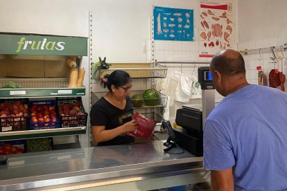 Jeny, nueva persona al frente de la última tienda de Tremor de Arriba (León).