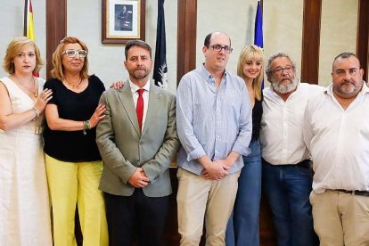 El nuevo alcalde de Béjar, Antonio Cámara, junto a los concejales de la investidura.