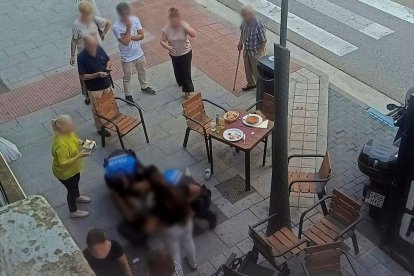 La Policía Local, intentando reanimar a la nonagenaria