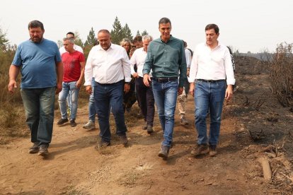 Sánchez dialoga con Mañueco durante su visita a Villablino.