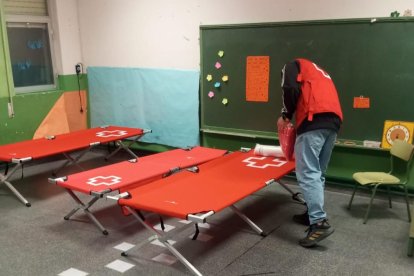 Un trabajador de Cruz Roja en el albergue de Bembibre.
