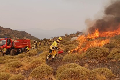 Bomberos forestales de la Generalitat de Valencia colaboran en la extinción de los incendios de Yeres e Igüeña, en León