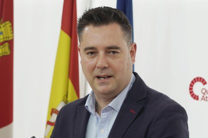 El secretario de Organización del PSOE de Castilla y León, Daniel de la Rosa, presenta la Conferencia Sectorial de Cultura, que celebra la organización en Segovia el próximo sábado.