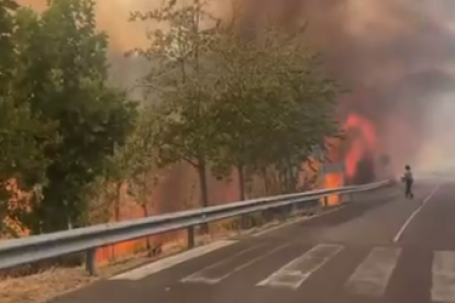 El incendio de Berlanga del Bierzo en León alcanza el nivel 2: amenaza el pueblo