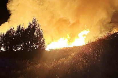 Bomberos trabajan para sofocar un incendio en el Centro de Tratamiento de Residuos de Urraca-Miguel