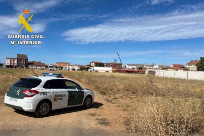 Vehículo de la Guardia Civil en el recinto donde ocurrió la agresión.