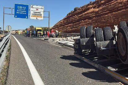 Camión volcado en la A-2, a la altura del kilómetro 167, en sentido Zaragoza