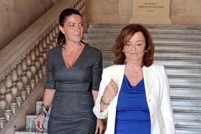 Sonia Lalanda (d) acompañada de Macarena Olona (i).
