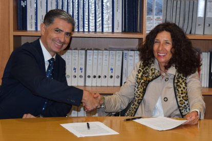 De izquierda a derecha: José Antonio Benavides; director territorial de Cajamar en Castilla y León, Lourdes Gullón, presidenta de Galletas Gullón, y María Teresa Rodríguez Sainz-Rozas, presidenta de honor de Galletas Gullón.