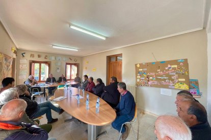 Eduardo Diego, en la reunión con representantes de las juntas vecinales afectadas por los incendios de Barniedo y La Uña (León).
POLITICA ESPAÑA EUROPA CASTILLA Y LEÓN
JCYL