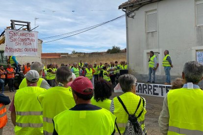 Vecinos de Gradefes (León) se manifiestan para reclamar a la Junta el arreglo de la carretera LE-213