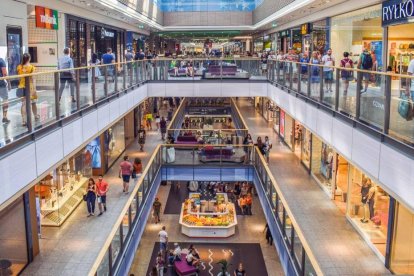 Establecimientos minoristas en un centro comercial.