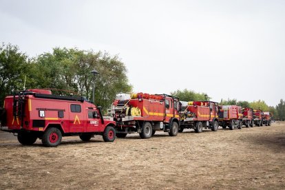Despliegue de vehículos de la UME por el incendio de Segovia.