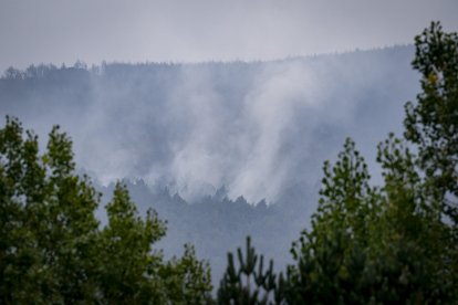Vista del incendio en el entorno del Pico del Lobo desde la estación de esquí de La Pinilla.