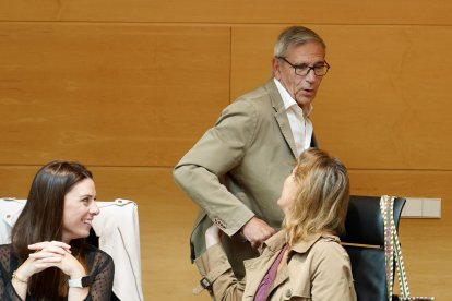 Juan Jesús Blanco saluda a sus compañeros del Grupo Parlamentario Popular.