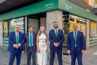 Eurocaja Rural abre nueva oficina en Sevilla. De izquierda a derecha, el director territorial, Germán Muñoz; el director de la oficina, Leandro Burguete; la gestora comercial, Rosa María Vilchez; el director de Red Comercial, Carlos Martín-Salas; y el gestor comercial, Víctor Galván.