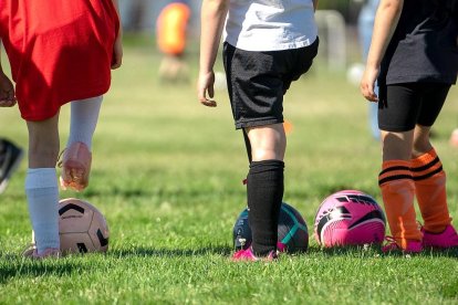 Niños en un equipo de fútbol.
