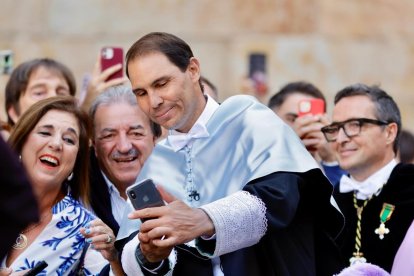 Nadal se hace un 'selfie' con el público en el acto de la Usal, con el rector a su lado.