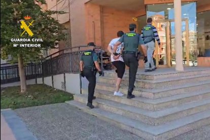 Uno de los detenidos en la operación que ha permitido desarticular un grupo criminal que se dedicada al robo en viviendas de Huesca, Zaragoza y Soria.