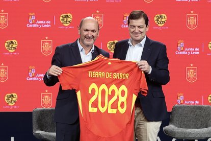 El presidente de la Junta, Alfonso Fernández Mañueco, participa en el acto de presentación del patrocinio de 'Tierra de Sabor' a la Selección Española de Fútbol.