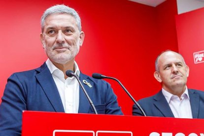 El ex-procurador socialista, José Luis Vázquez, en la rueda de prensa, acompañado por el secretario provincial, José Luis Aceves.