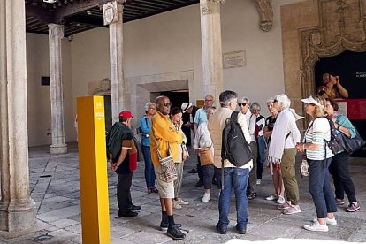 Un grupo de turistas visita en Museo Nacional de Escultura de Valladolid.