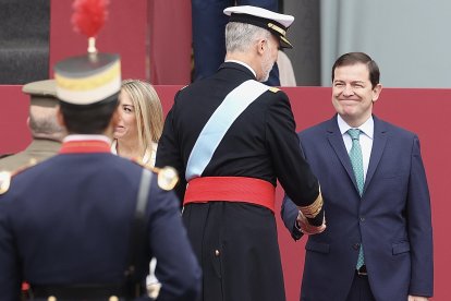 Los presidentes de la Junta, Alfonso Fernández Mañueco, y de las Cortes, Carlos Pollán, asisten al acto solemne de homenaje a la bandera nacional y al desfile militar con ocasión del día de la Fiesta Nacional.