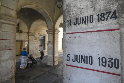 Marcas de las inundaciones sufridas en la ciudad en las columnas del Ayuntamiento