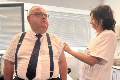 Elc onsejero en el momento de vacunarse de la gripe en Burgos.