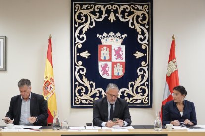 El presidente de las Cortes, Carlos Pollán, junto a los vicepresidentes durante la celebración de la Mesa de las Cortes.