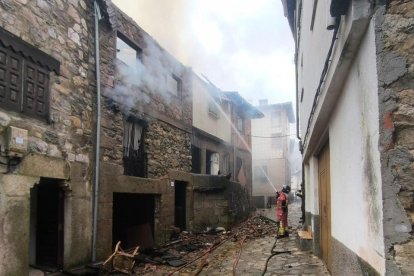 Los efectivos del SPEIS de la Diputación de Salamanca controlan un incendio en viviendas en Villanueva del Conde.