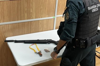 Intervenida una carabina de aire comprimido y un tirachinas en el polígono de Dueñas (Palencia)