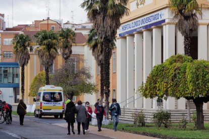 Fachada principal de la antigua Residencia de Valladolid que albergará la unidad multidisciplinar de ELA
