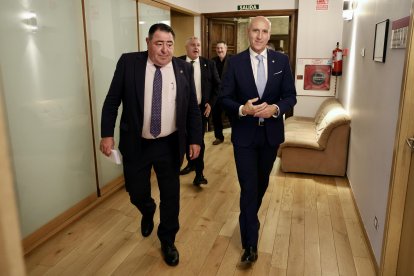 El alcalde de León, José Antonio Diez, presenta una actividad de la Cofradía de Nuestra Señora de las Angustias y Soledad de León junto a su abad, Abilio Guerrero