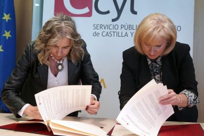 La presidenta autonómica de Cruz Roja, Rosa Urbón, y la consejera de Empleo, Leticia García, en la firma del convenio.