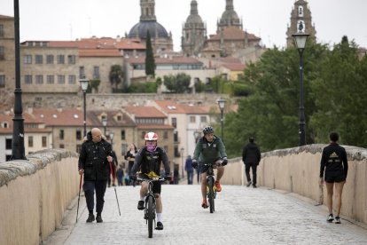 Ciudadanos paseando y en bici en Salamanca.