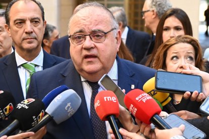 El consejero de Sanidad de Castilla y León, Alejandro Vázquez Ramos, atiende a los medios de comunicación en una imagen de archivo.